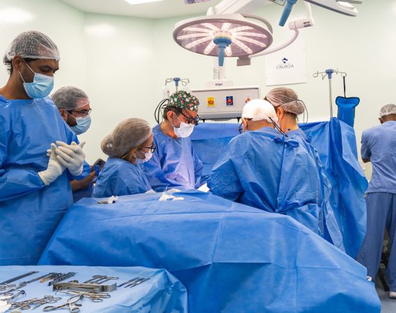 Hospital de Cirurgia recebe grupo nacional especializado para cirurgia de malformação rara em criança